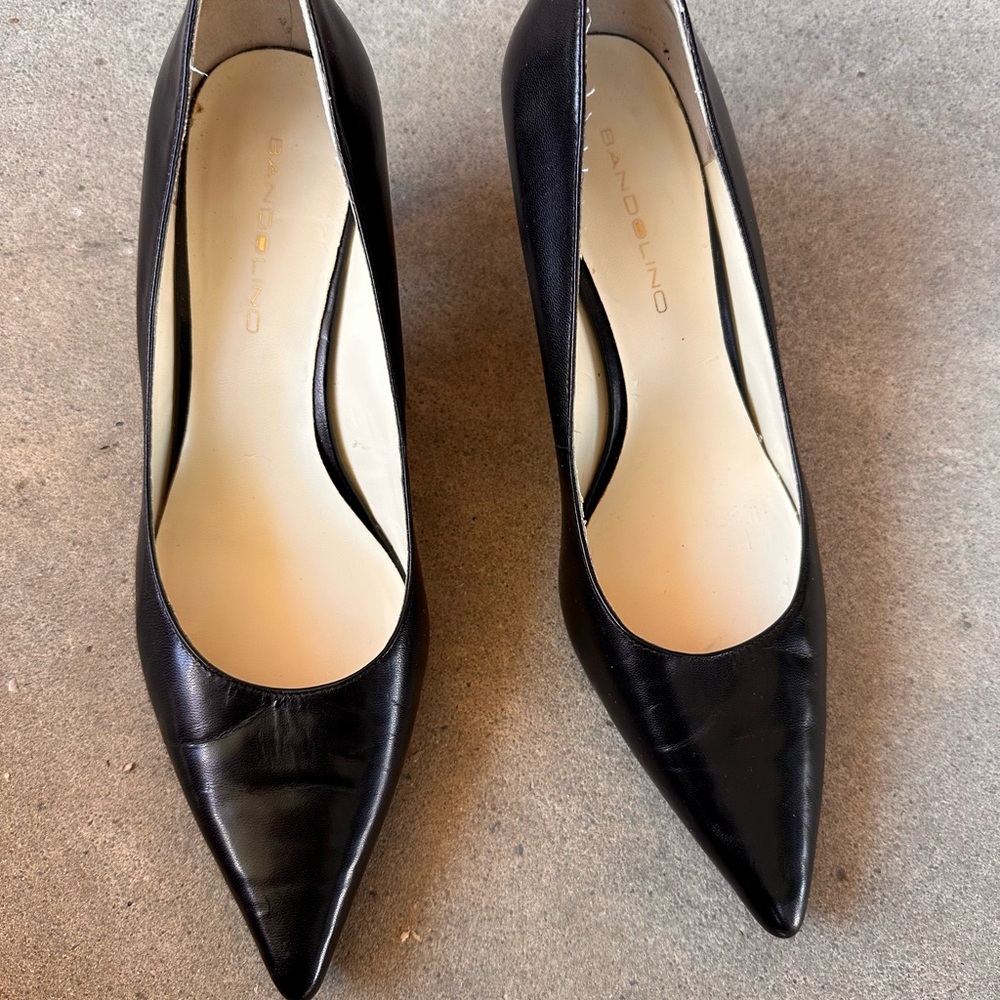 BANDOLINO Black Pointed Toe Heels